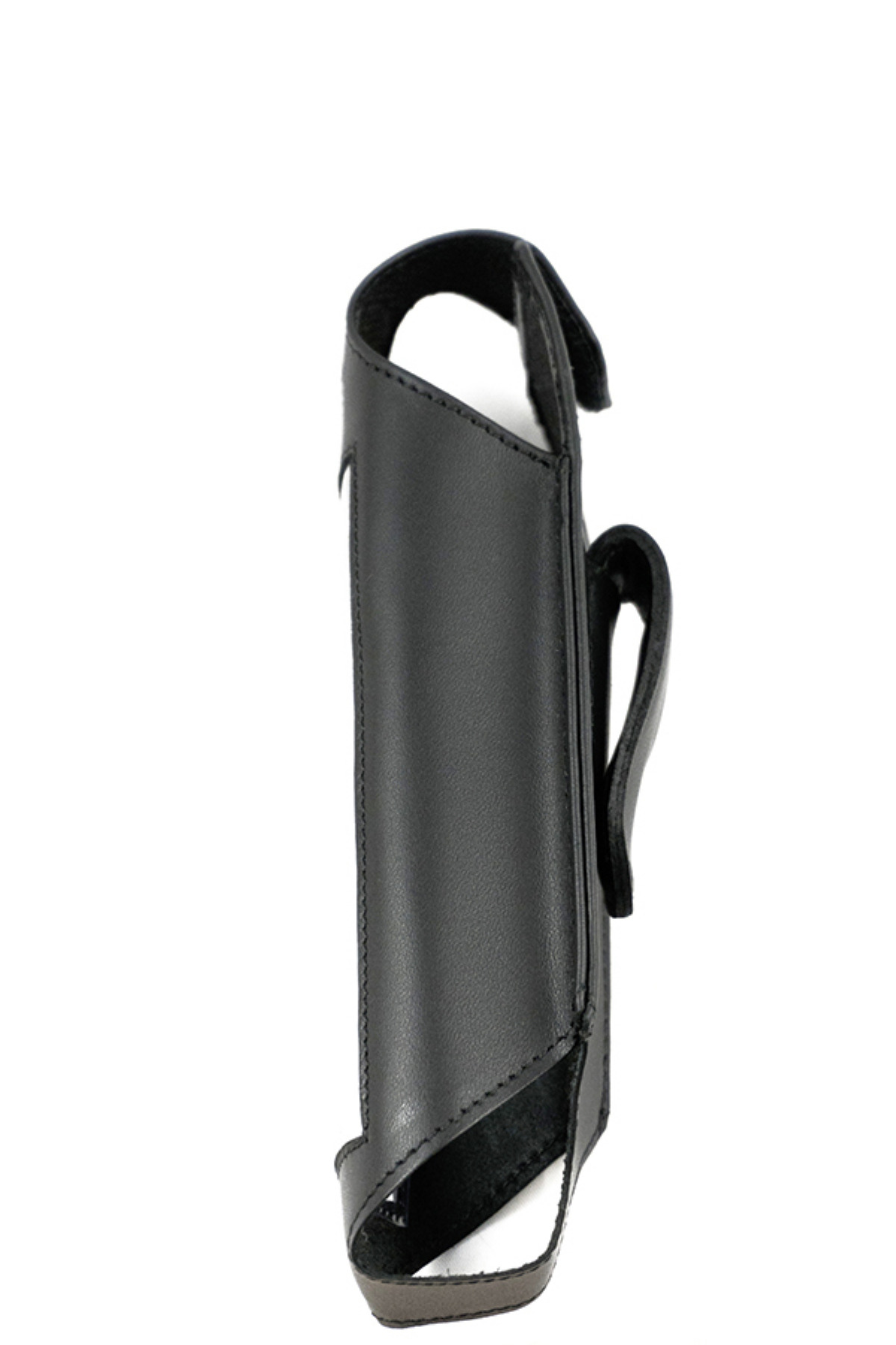Ein schwarzes Lederholster vor weißem Hintergrund.