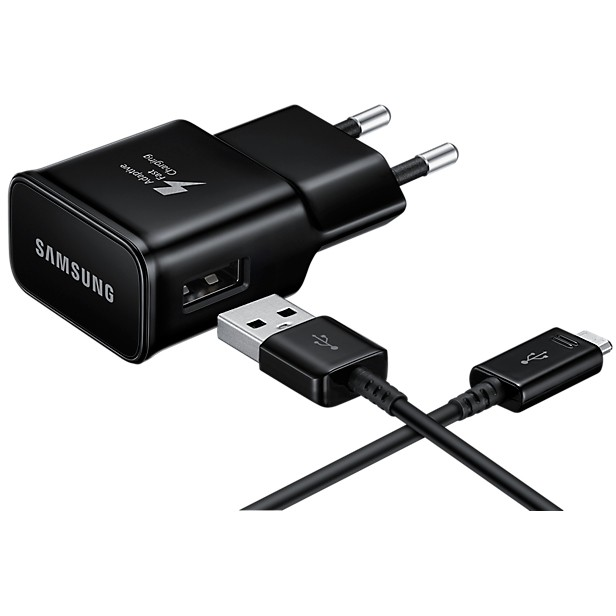 Caricabatterie rapido Samsung nero con cavo USB su sfondo bianco.