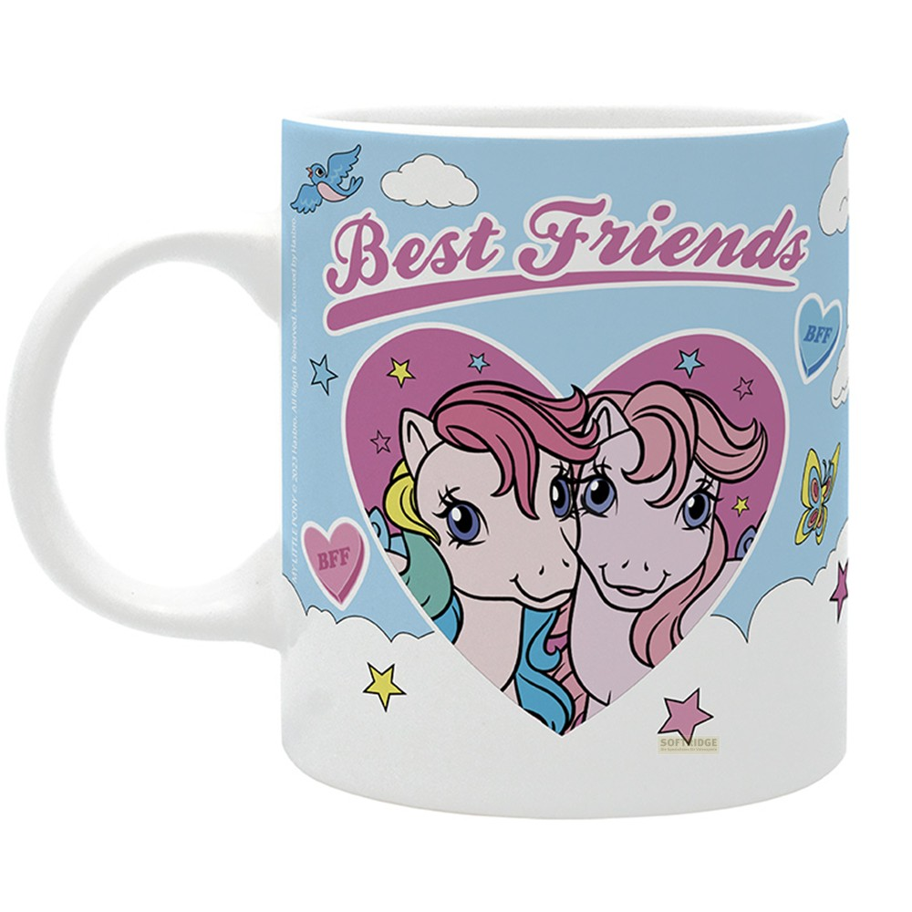 Una taza blanca con dos personajes de My Little Pony dentro de un corazón con el texto Best Friends arriba.