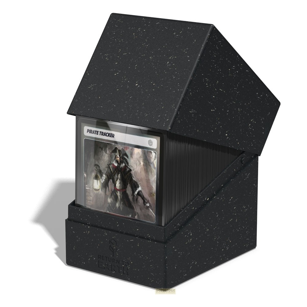 Boîte à cartes noire mouchetée avec couvercle ouvert, révélant un jeu de cartes avec 'Pirate Tracker'.