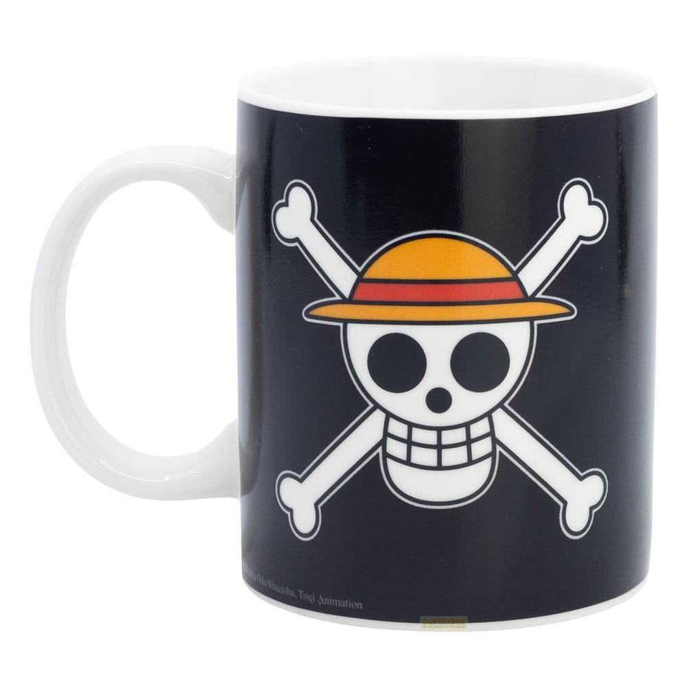 Una taza de cerámica negra con el logotipo de la calavera de One Piece con sombrero de paja y huesos cruzados.