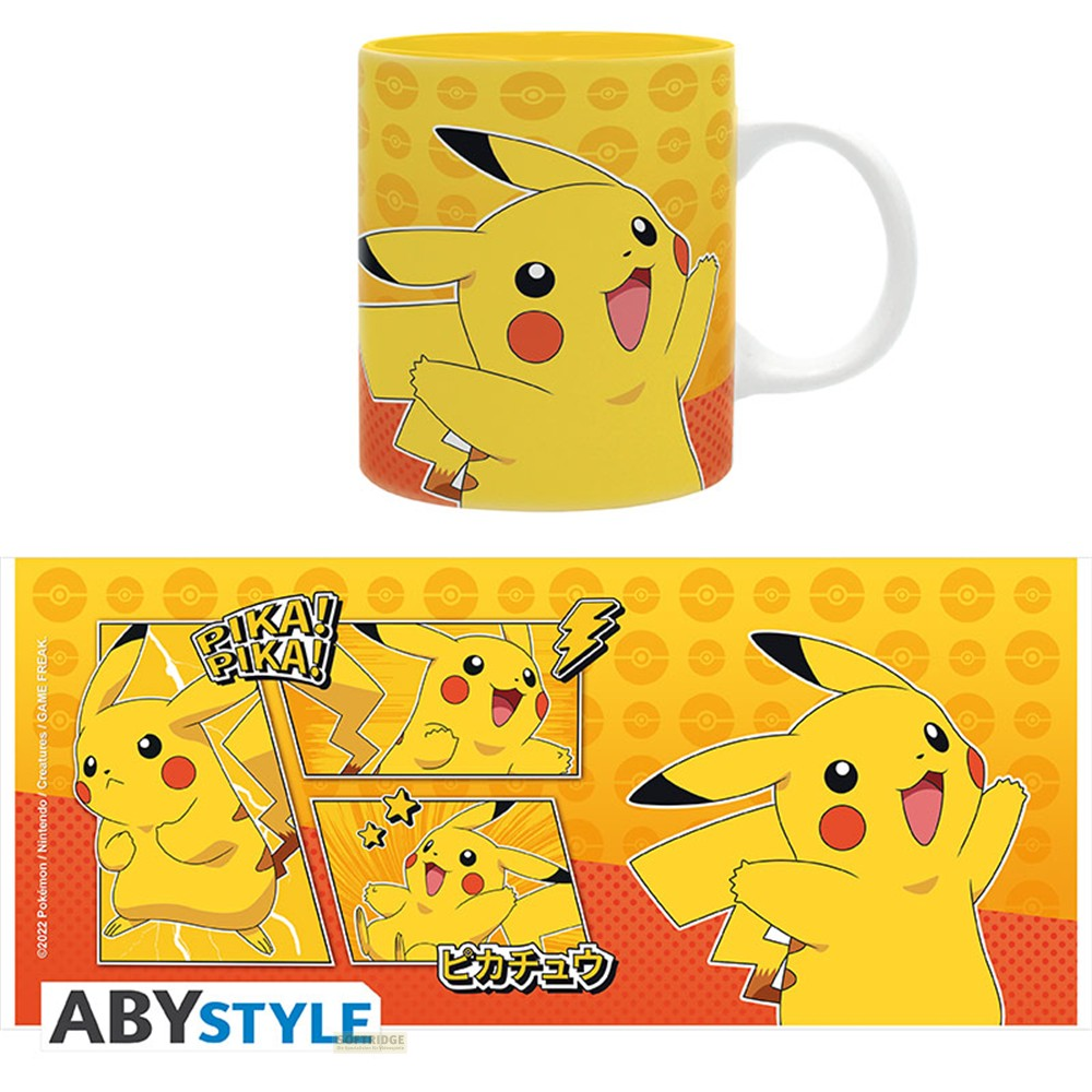 Una tazza Pokémon gialla con illustrazioni di Pikachu e scritta Pika Pika su sfondo Pokéball.