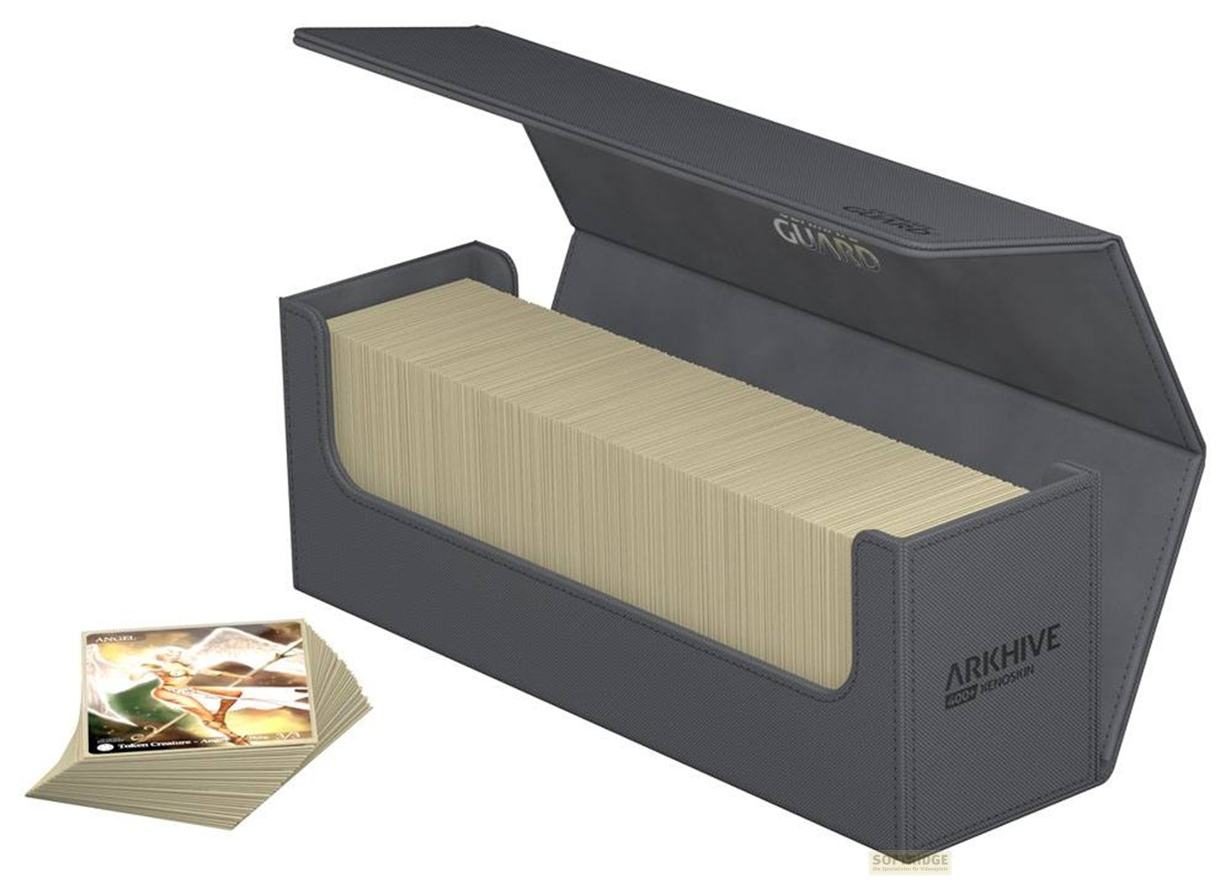 Une boîte de cartes grise et noire à couvercle ouvert, remplie de nombreuses cartes, avec une pile plus petite devant.