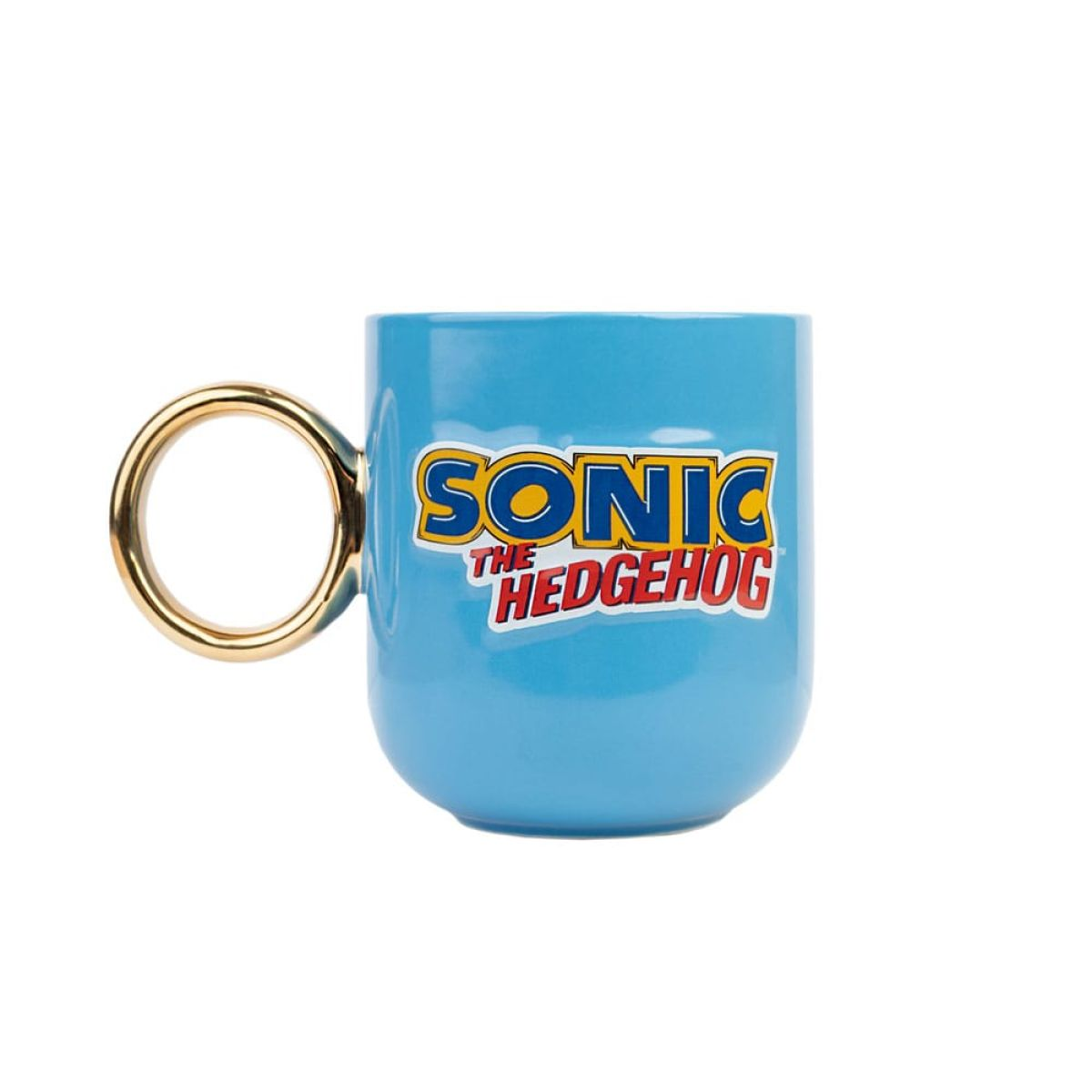 Taza azul de Sonic the Hedgehog con asa de anillo dorado sobre fondo blanco.