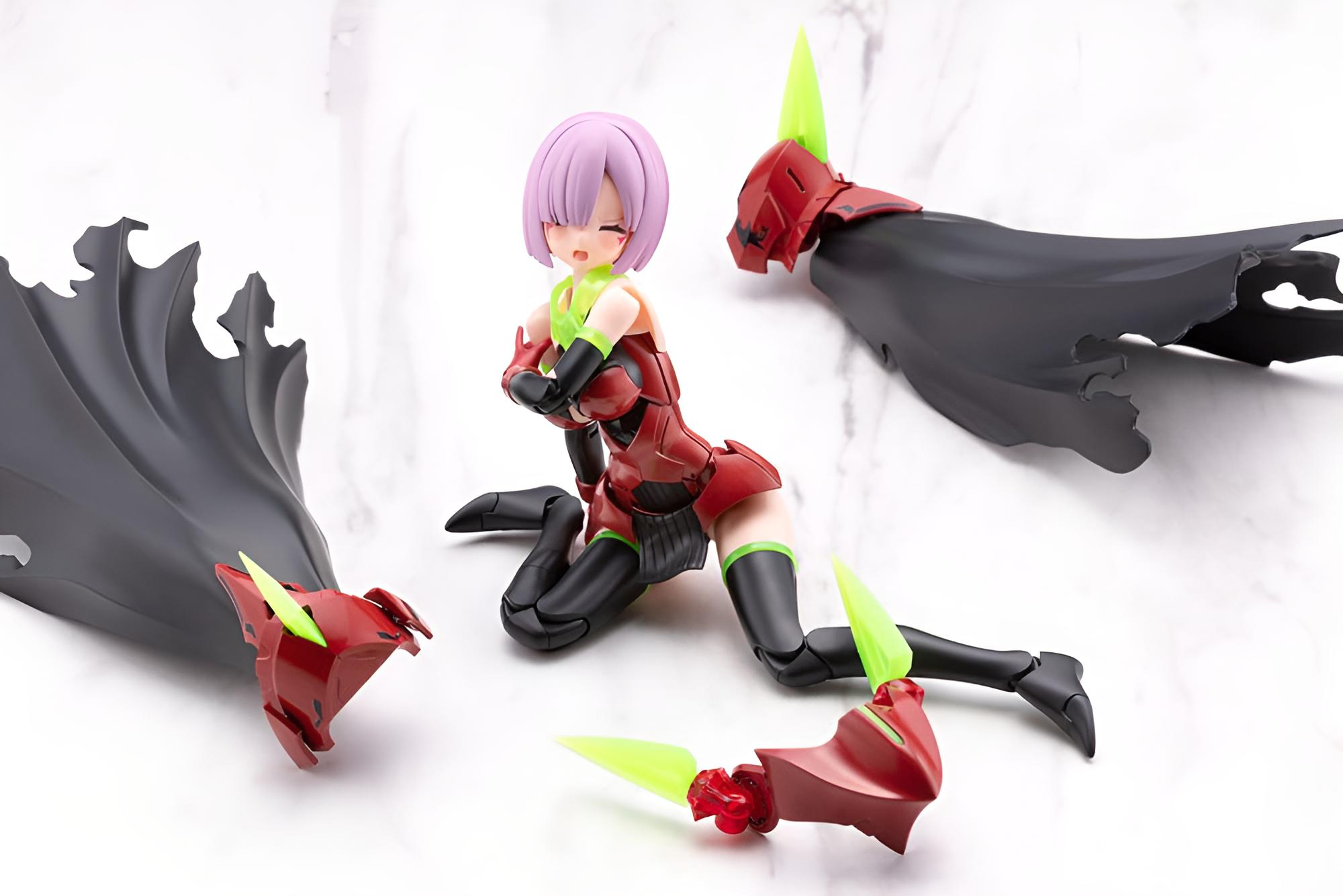 Anime-Actionfigur mit rosa Haaren, roter Rüstung und schwarzen Gliedmaßen, umgeben von abgetrennten Teilen.