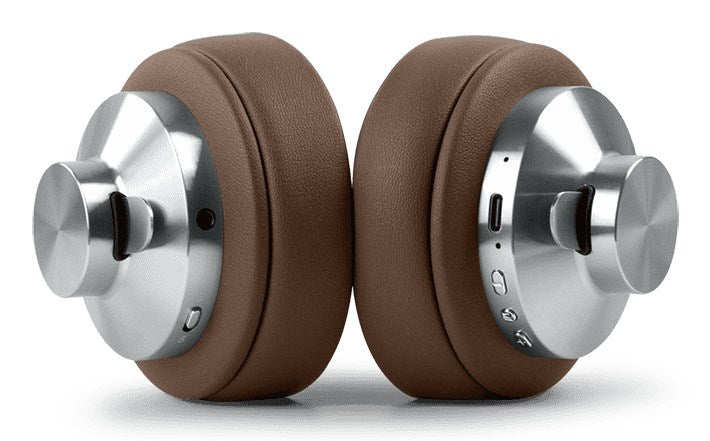 Cuffie over-ear marroni con dettagli argentati e pulsanti su sfondo bianco.