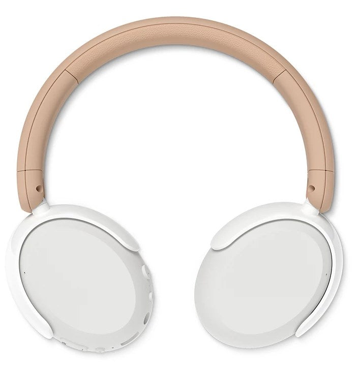 Auriculares inalámbricos modernos con diadema beige y almohadillas blancas sobre fondo blanco.