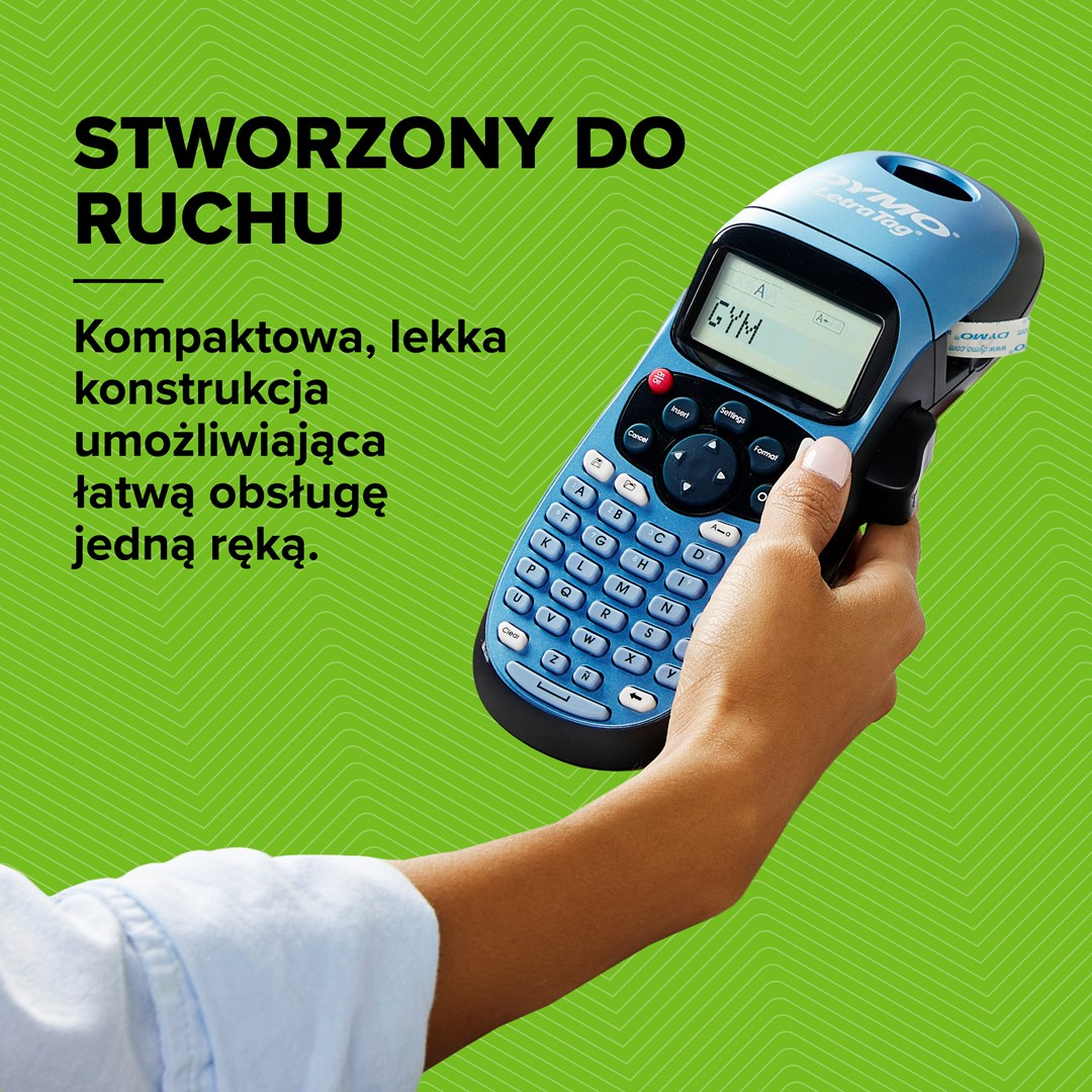 Eine Hand hält ein blaues Dymo LetraTag Etikettiergerät vor grünem Hintergrund mit Text.