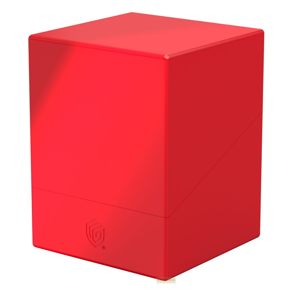 Une boîte à cartes rouge brillante avec un logo de bouclier sur le devant sur fond blanc.