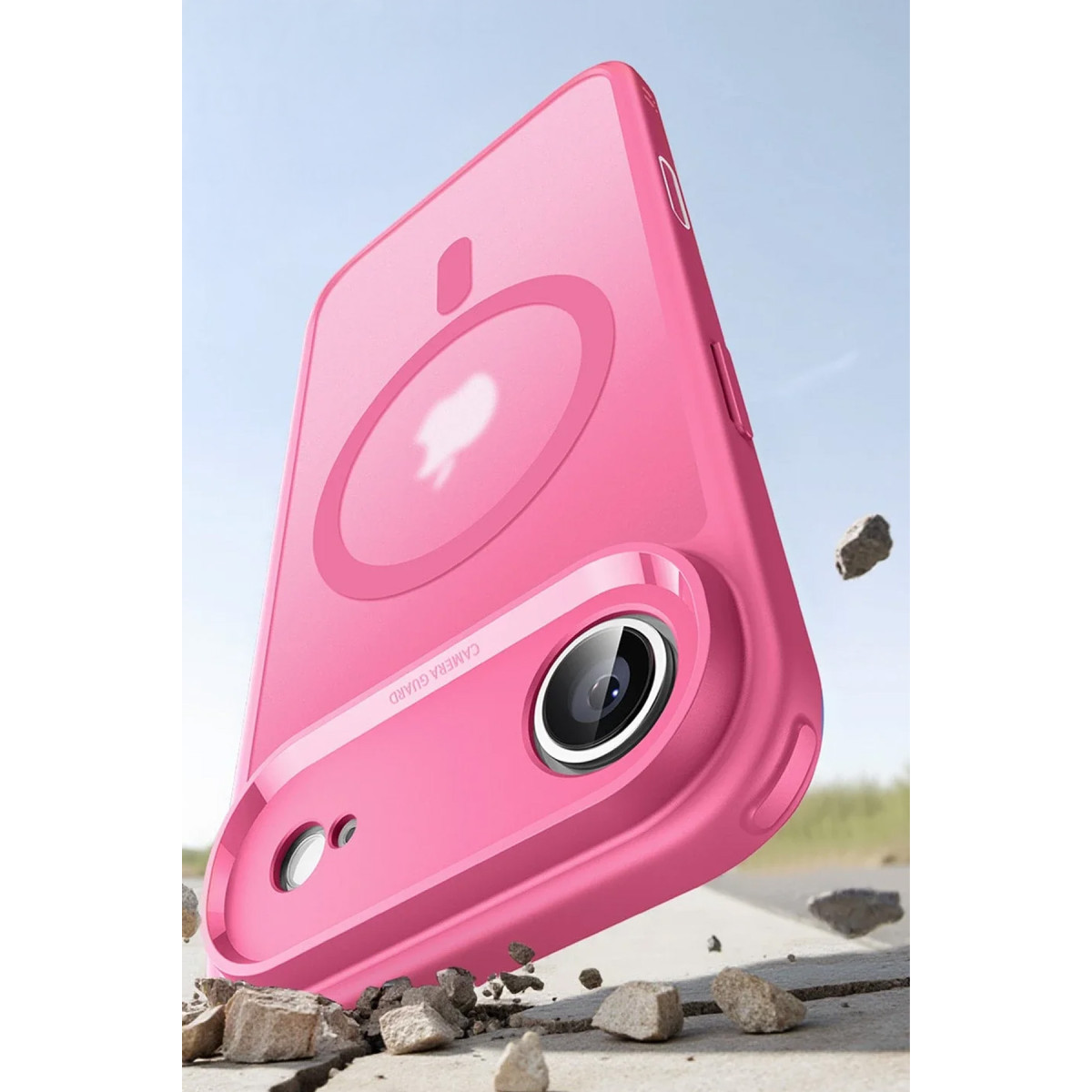 Kamera koruyuculu pembe akıllı telefon kılıfı, çatlak beton üzerinde ve uçuşan taşlarla.