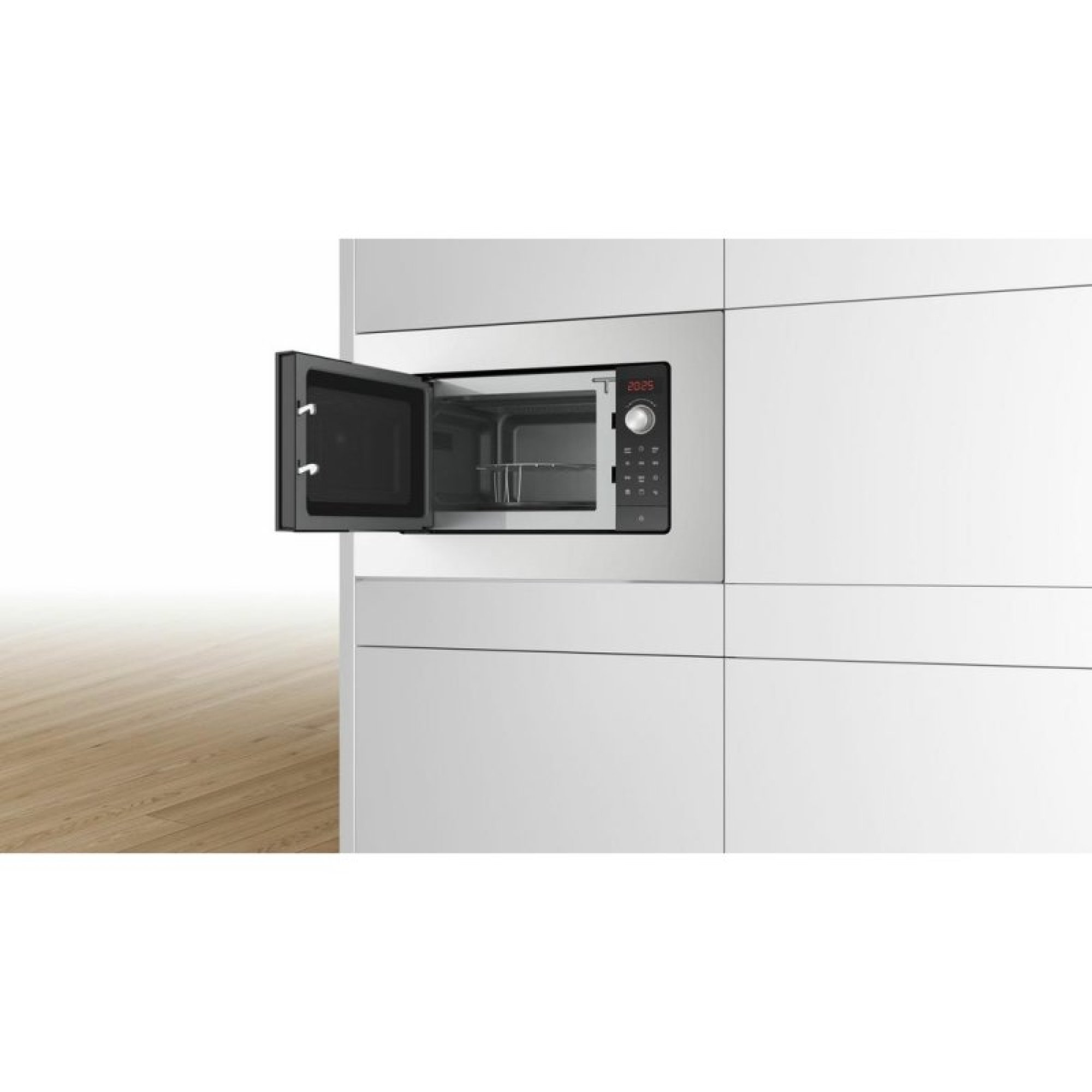Four à micro-ondes encastrable en acier inoxydable avec porte noire ouverte dans un meuble blanc.
