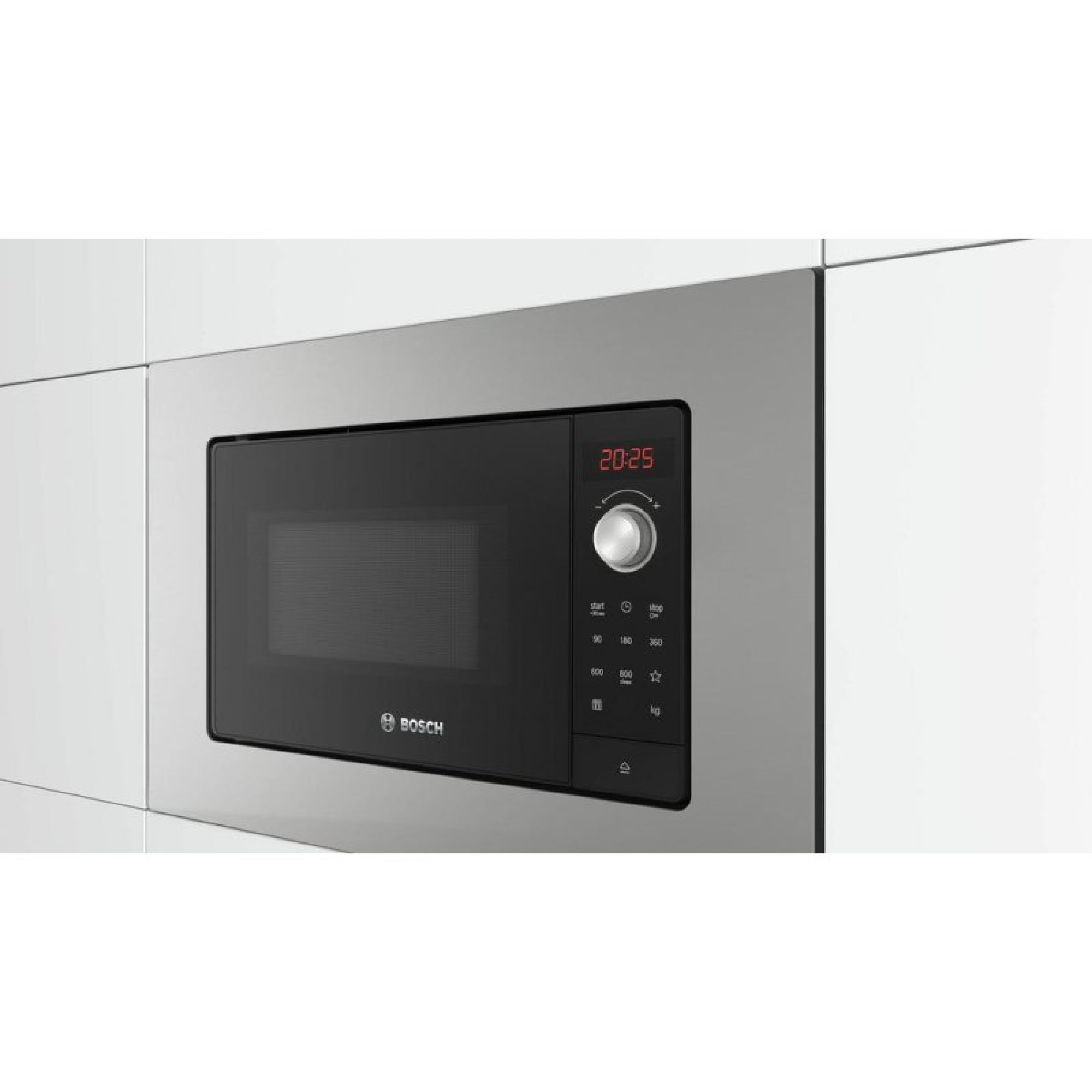 Four à micro-ondes noir encastrable Bosch avec cadre en acier inoxydable et écran numérique sur meubles de cuisine blancs.