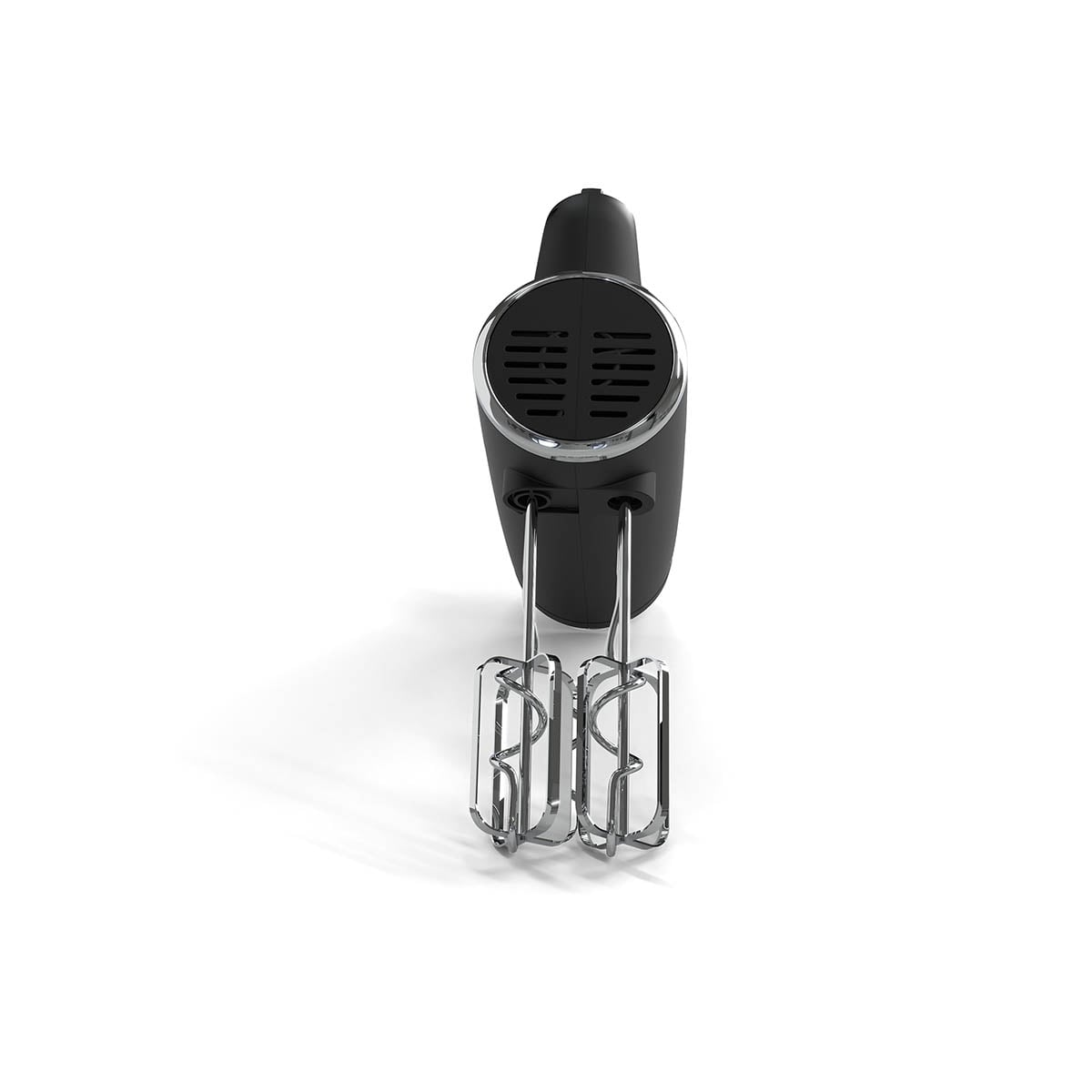 Un mixer a mano nero con due fruste argentate si trova verticalmente su sfondo bianco.