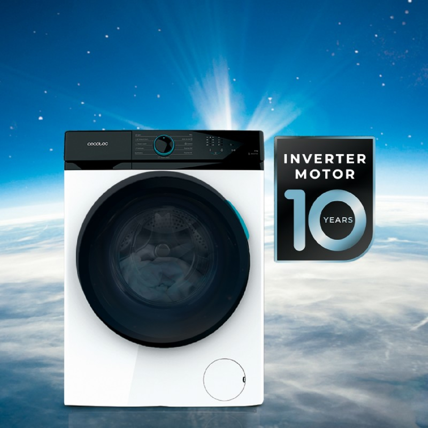 Una lavadora blanca contra un cielo azul, junto a un cartel que dice Inverter Motor 10 Years.