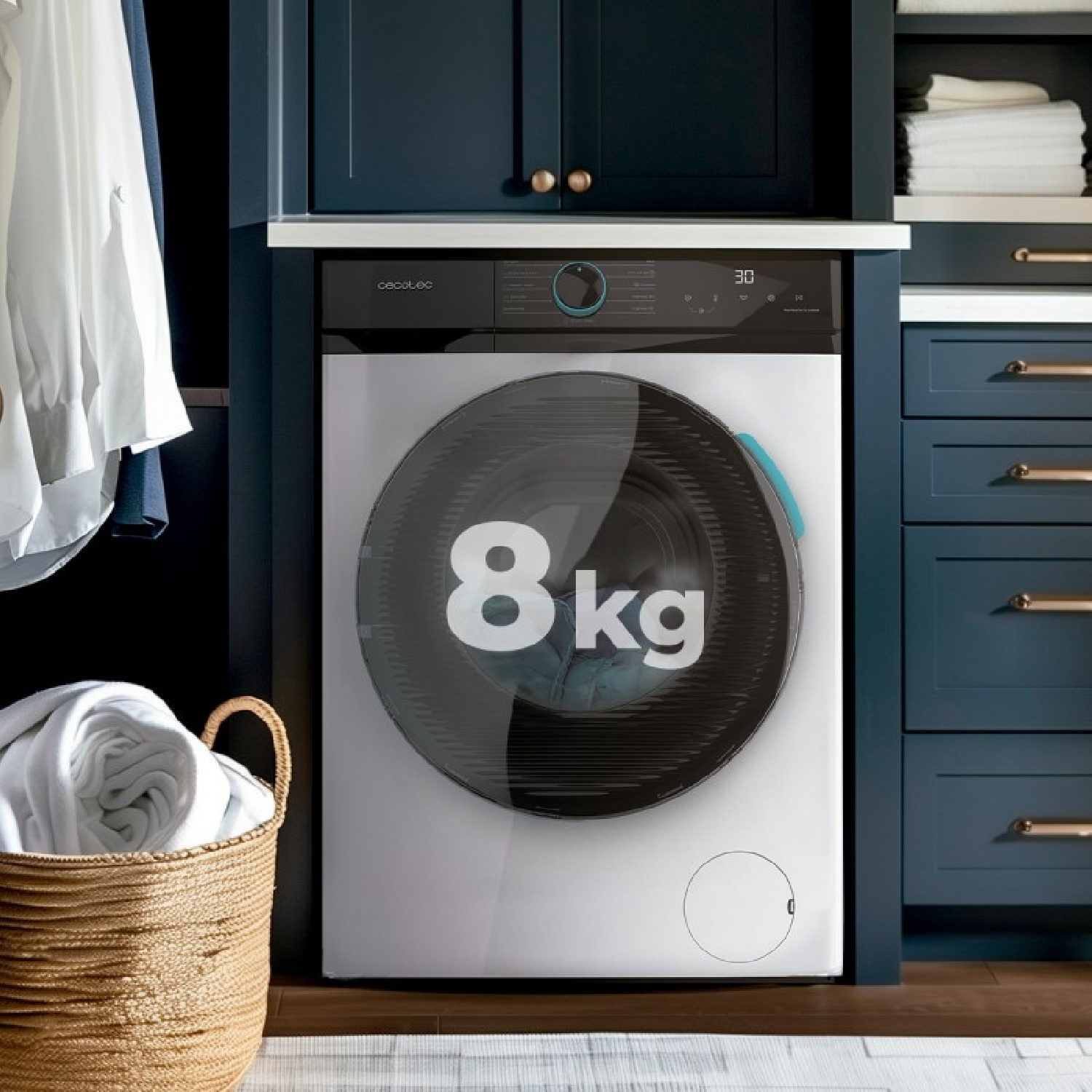Una lavadora blanca con la etiqueta 8 kg se encuentra en una habitación con armarios azules y un cesto de ropa.
