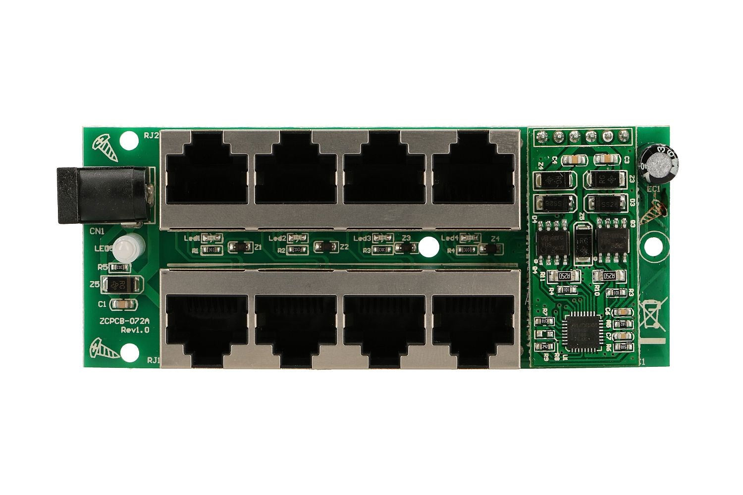 Circuito stampato verde con otto porte Ethernet RJ45, componenti e un jack di alimentazione su sfondo bianco.