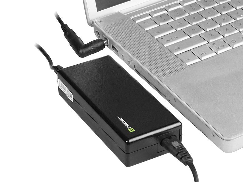 Un adaptateur secteur noir pour ordinateur portable est branché et relié à un PC.