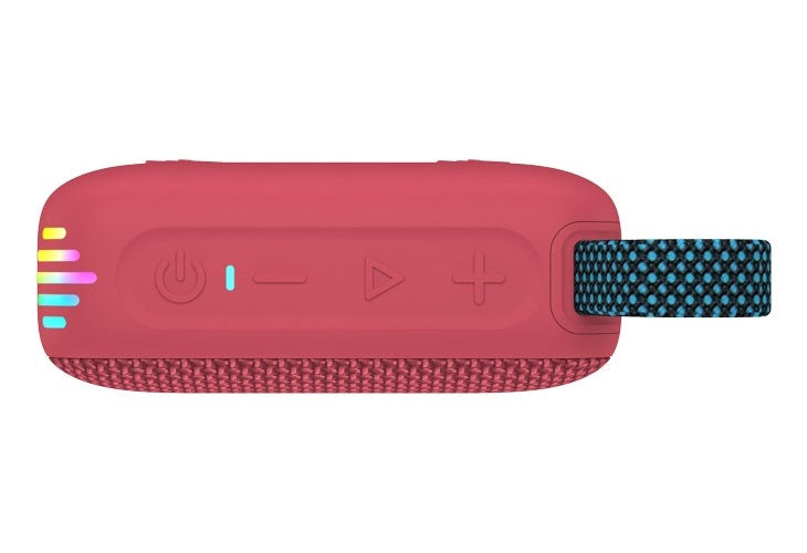 Une enceinte portable rouge avec des boutons sur le dessus et une sangle en tissu bleu et noir à droite.