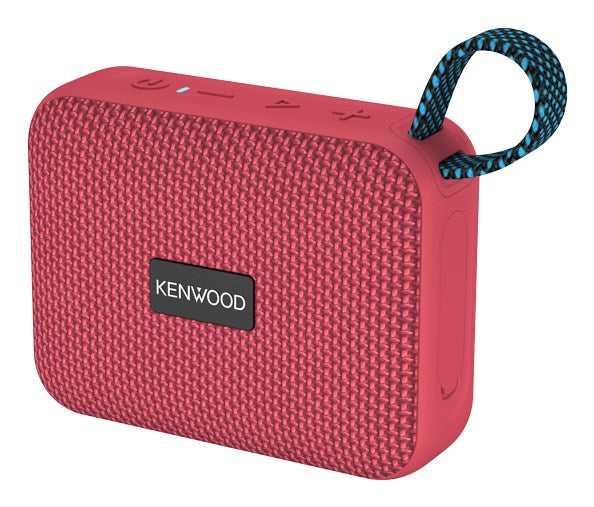 Haut-parleur Bluetooth Kenwood rouge avec sangle bleue sur fond blanc.
