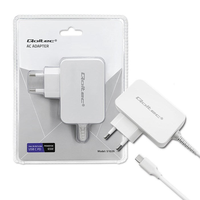 Biały zasilacz sieciowy Qoltec z kablem USB-C, w opakowaniu i obok.