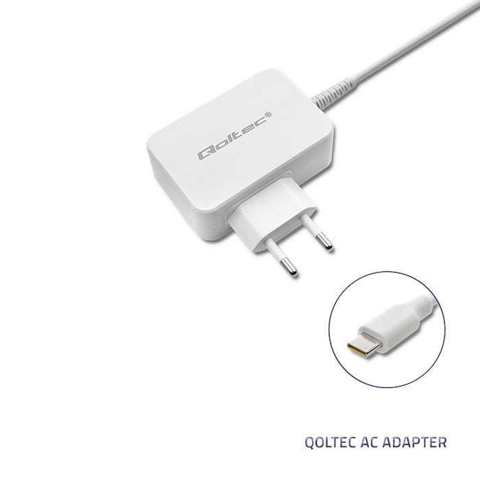 Biały zasilacza sieciowy Qoltec z wtyczką europejską i kablem USB-C na białym tle.