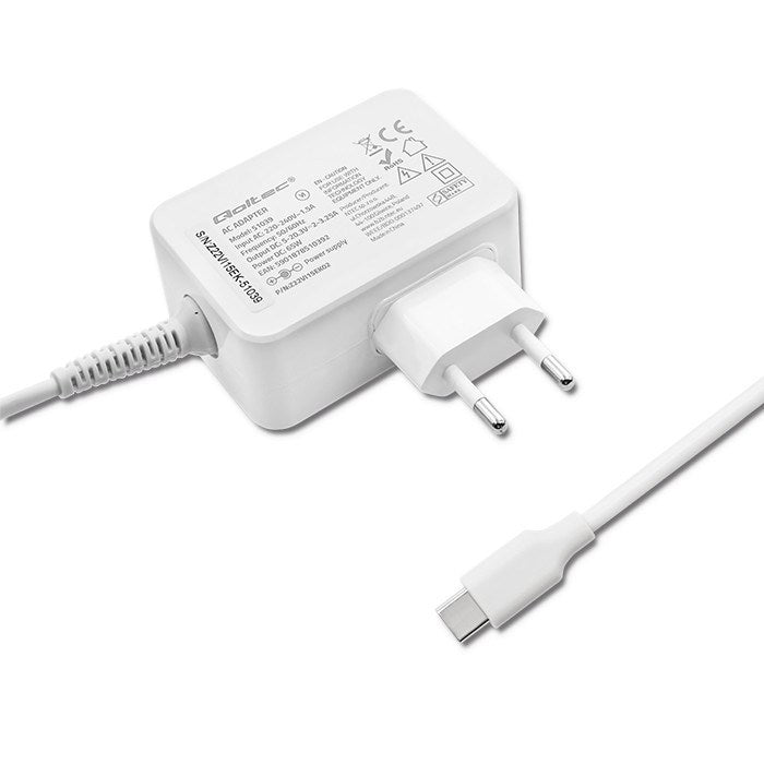 Biały zasilacz USB-C z kablem na białym tle.