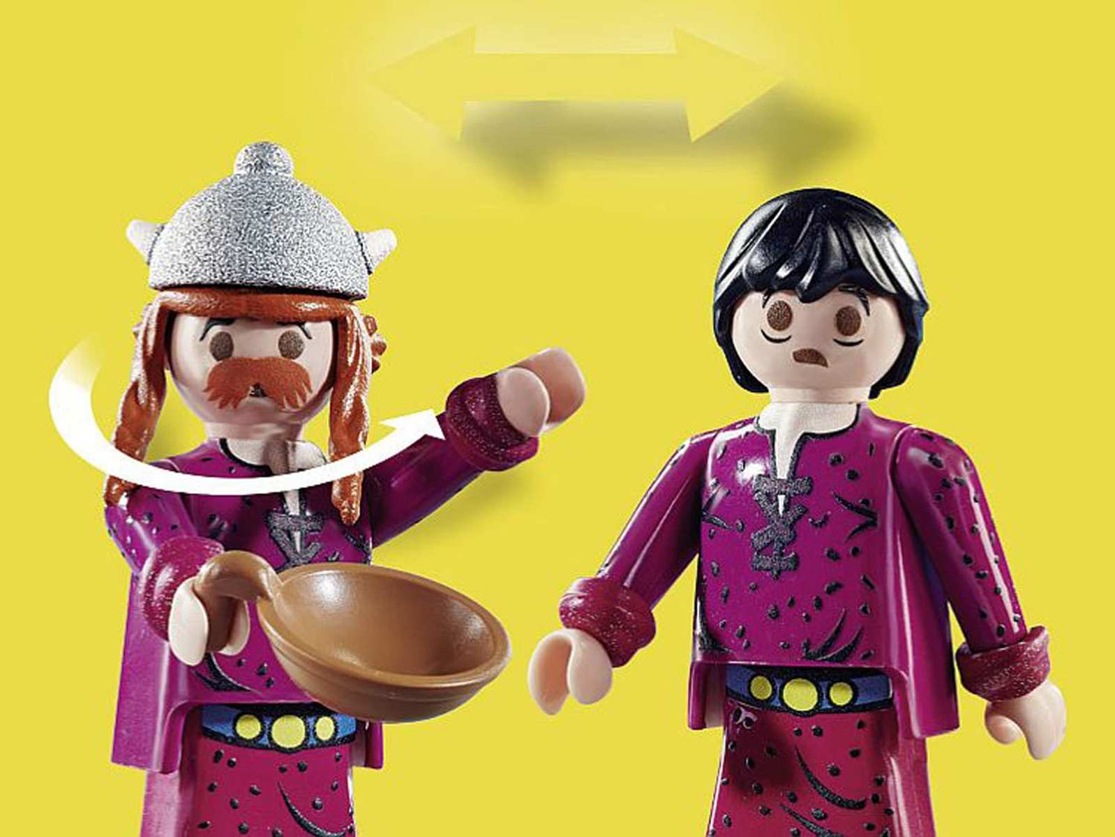 Due personaggi Playmobil in abiti viola su sfondo giallo, uno con elmo d'argento tiene una ciotola.
