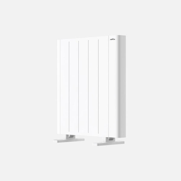 Un radiador de panel vertical blanco se encuentra sobre dos patitas sobre un fondo gris claro.
