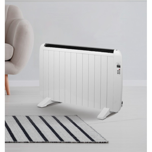Un calefactor eléctrico blanco se encuentra en el suelo en una habitación luminosa junto a una alfombra.