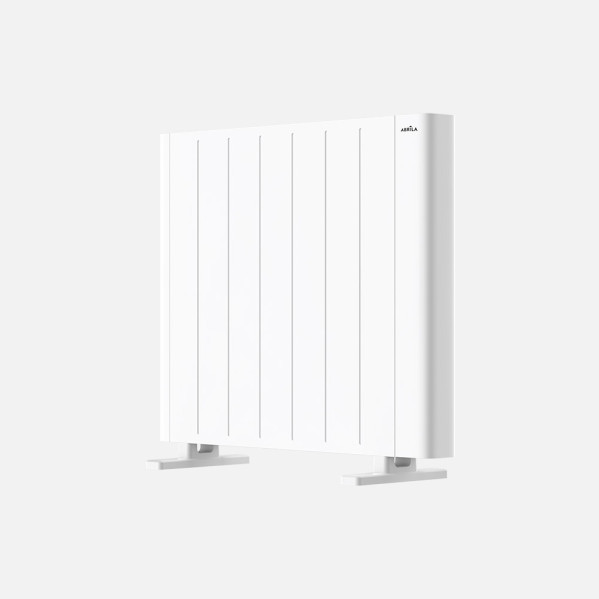 Un radiador eléctrico blanco e independiente sobre pies pequeños sobre un fondo neutro.