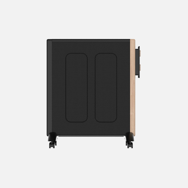 Una torre de computadora negra con detalles en madera se encuentra sobre pequeñas ruedas giratorias negras sobre un fondo gris.