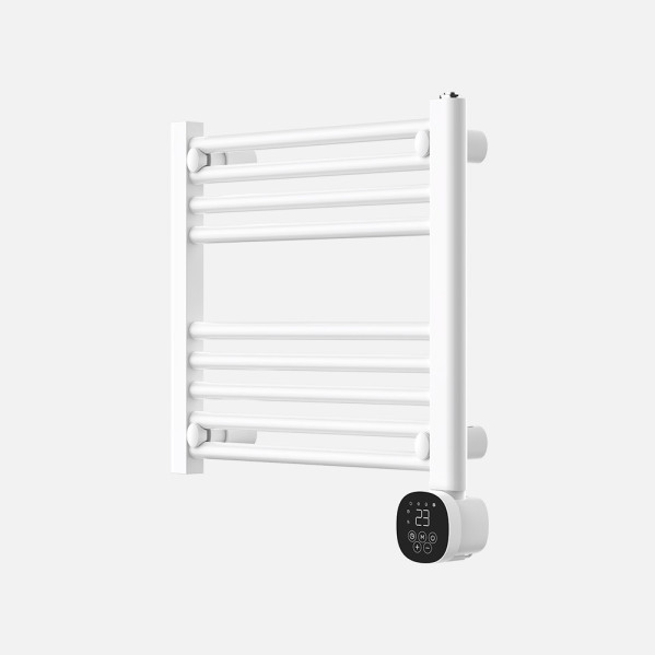 Un calientatoallas eléctrico blanco con pantalla digital y barras horizontales sobre fondo gris.