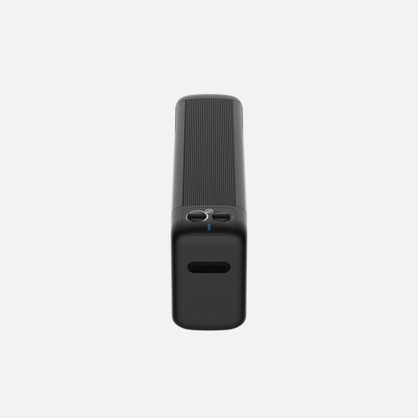 Un altavoz Bluetooth negro y elegante se encuentra verticalmente sobre un fondo claro con botones de control.