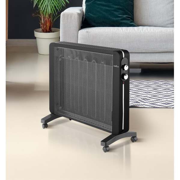 Un calefactor negro portátil con ruedas se encuentra en el suelo claro de una sala de estar moderna.