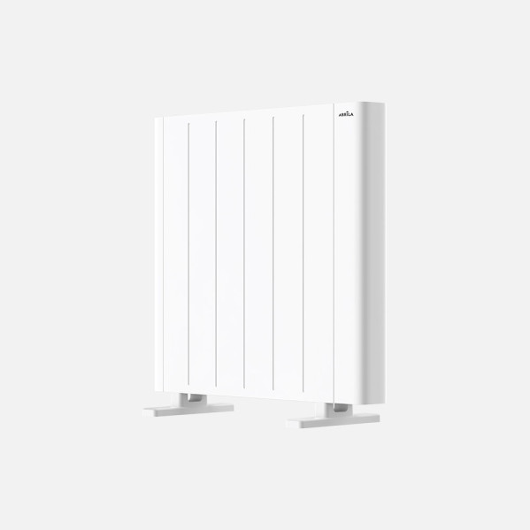 Un radiador eléctrico blanco independiente con aletas verticales sobre fondo claro.