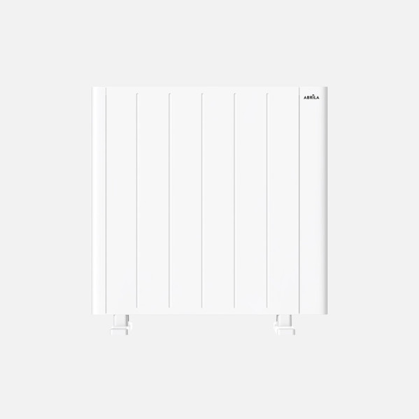 Un radiador rectangular blanco con ranuras verticales sobre pies pequeños contra un fondo claro.