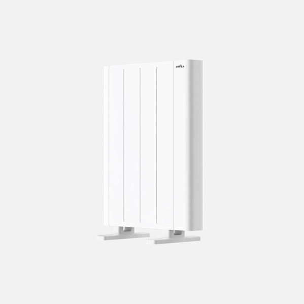 Un radiador eléctrico blanco con aletas verticales sobre dos patas en un fondo liso.