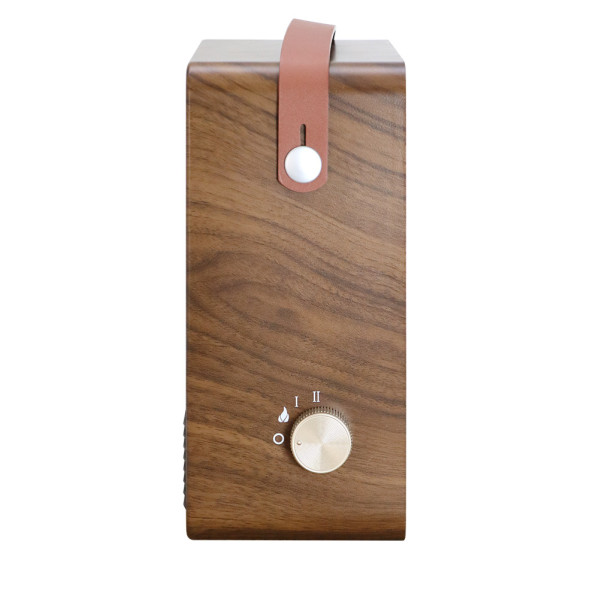 Calefactor de madera con correa de cuero y dial de control lateral.
