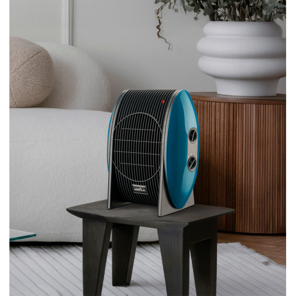 Un calefactor eléctrico turquesa y negro sobre un taburete de madera en una sala de estar.