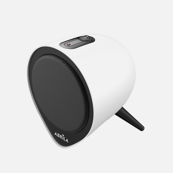 Un ventilador de escritorio blanco y negro con rejilla redonda, interruptor superior y soporte sobre fondo blanco.