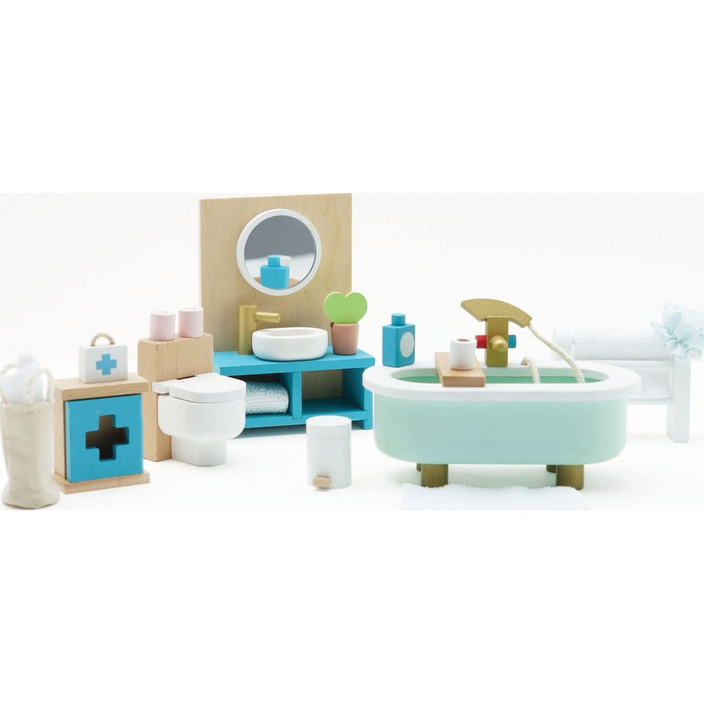 Set da bagno in miniatura in legno con vasca, lavandino, WC e accessori blu e bianchi su sfondo bianco.