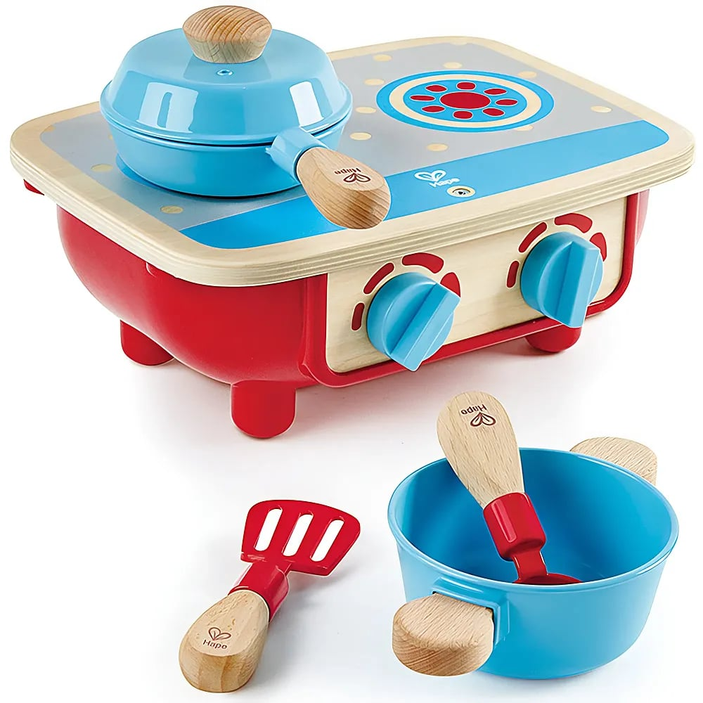 Una cucina giocattolo in legno rossa e blu con pentola, padella e utensili.