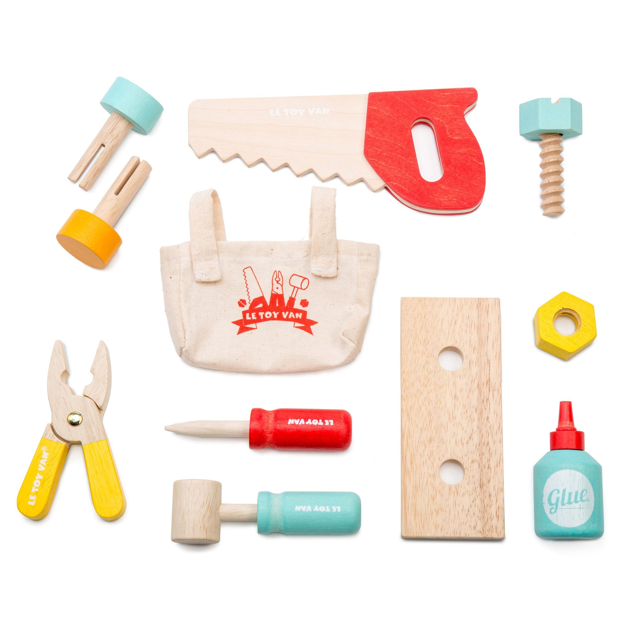 Ein Set aus bunten Holzspielzeugwerkzeugen und einer Werkzeugtasche auf weißem Hintergrund.
