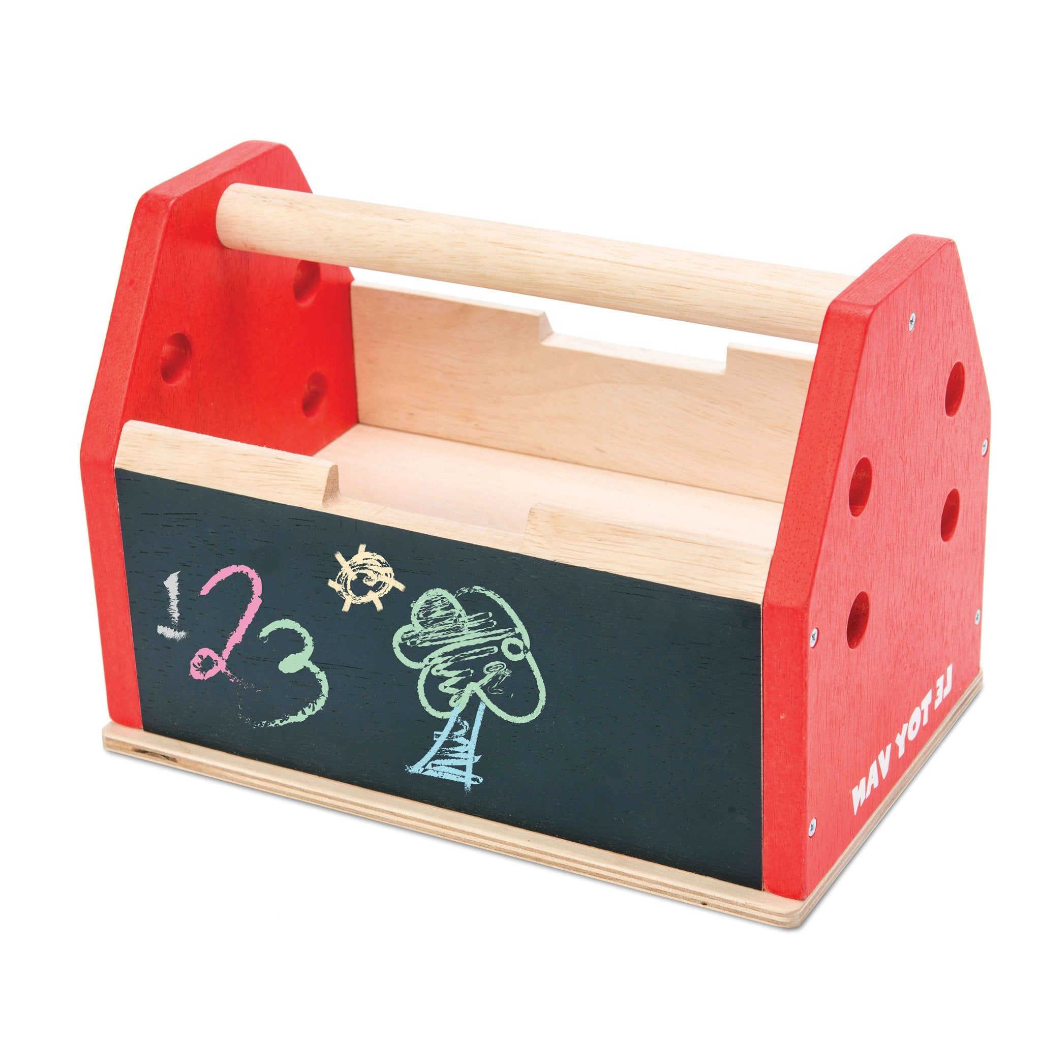 Ein roter und hölzerner Spielzeugwerkzeugkasten mit einer Kreidetafel vorne, auf der Zeichnungen zu sehen sind.