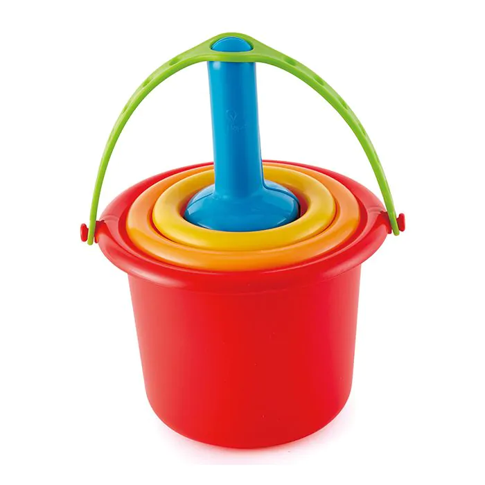 Un seau rouge avec des anneaux jaunes et orange, une poignée bleue et un arc vert.