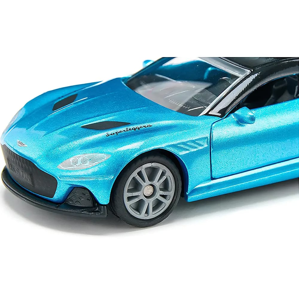 Gros plan d'une voiture jouet bleu vif avec un toit noir et des roues argentées sur fond blanc.