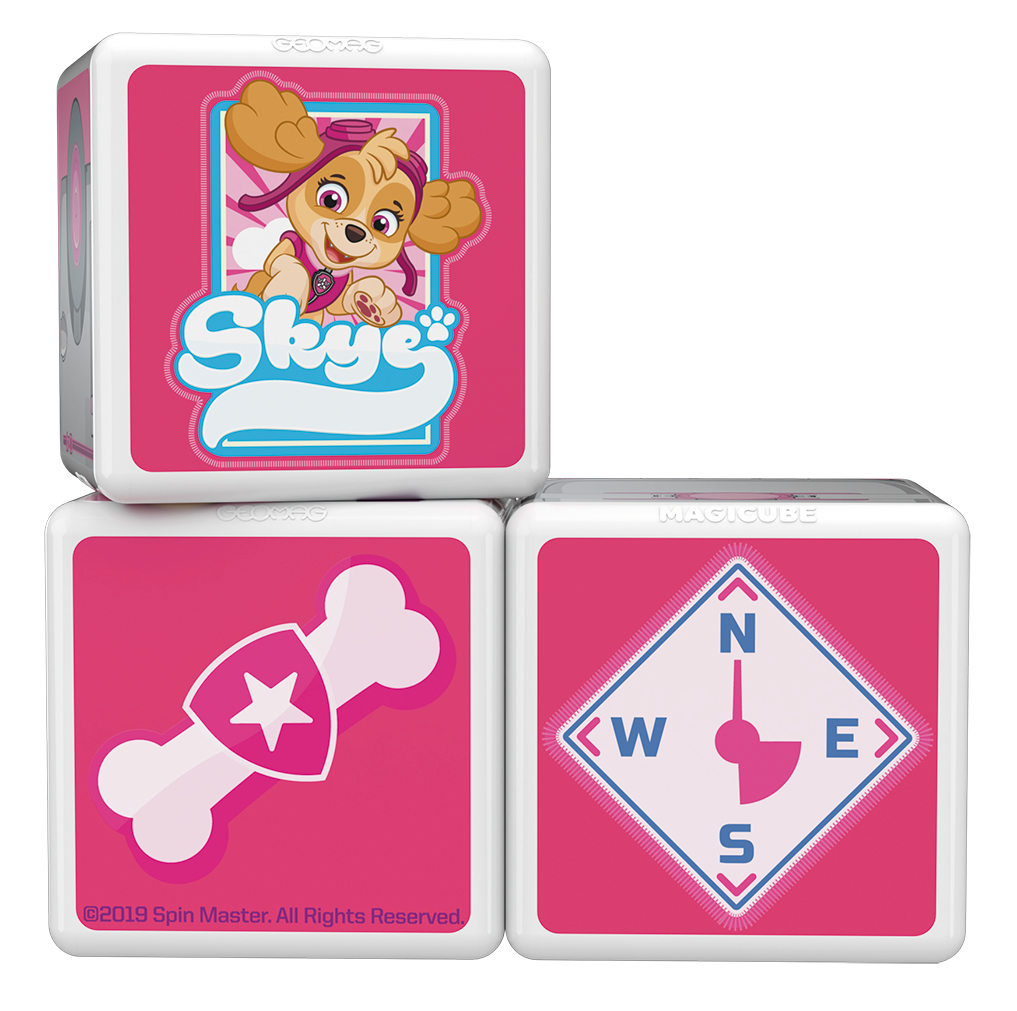 Drei weiße Würfel mit pinken Aufklebern: Skye aus Paw Patrol, ein Knochen mit Sternschild und eine Windrose.