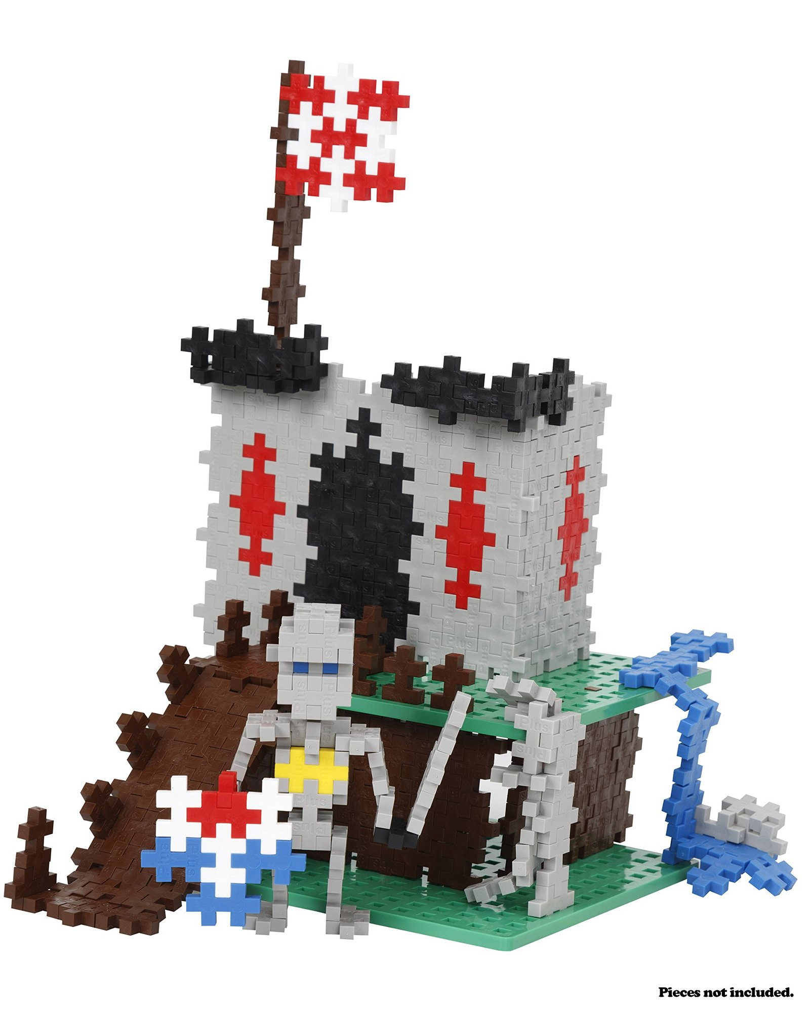 Un castello giocattolo fatto di blocchi di plastica colorati con figure, una bandiera e accessori su sfondo bianco.