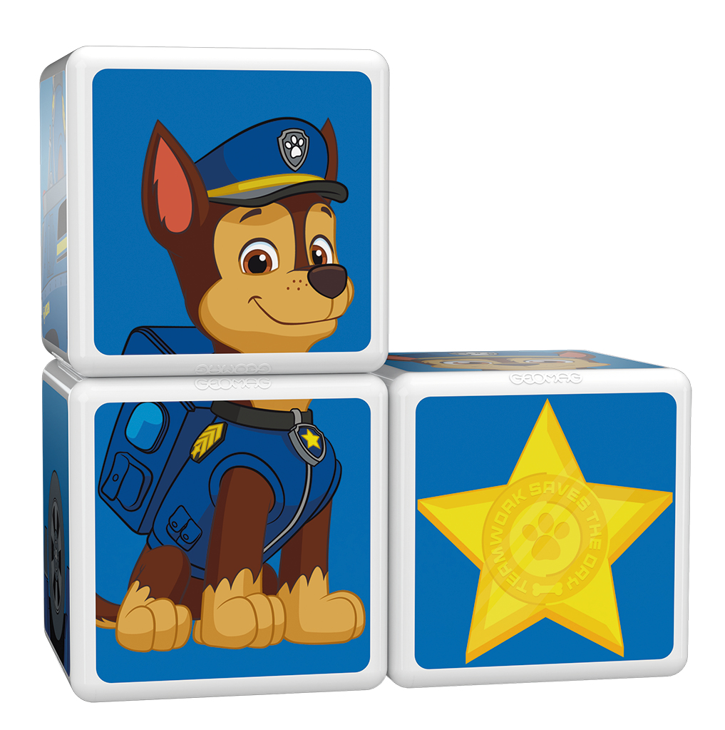 Drei weiße Spielzeugwürfel mit Paw Patrol Chase und einem gelben Stern auf blauem Grund.