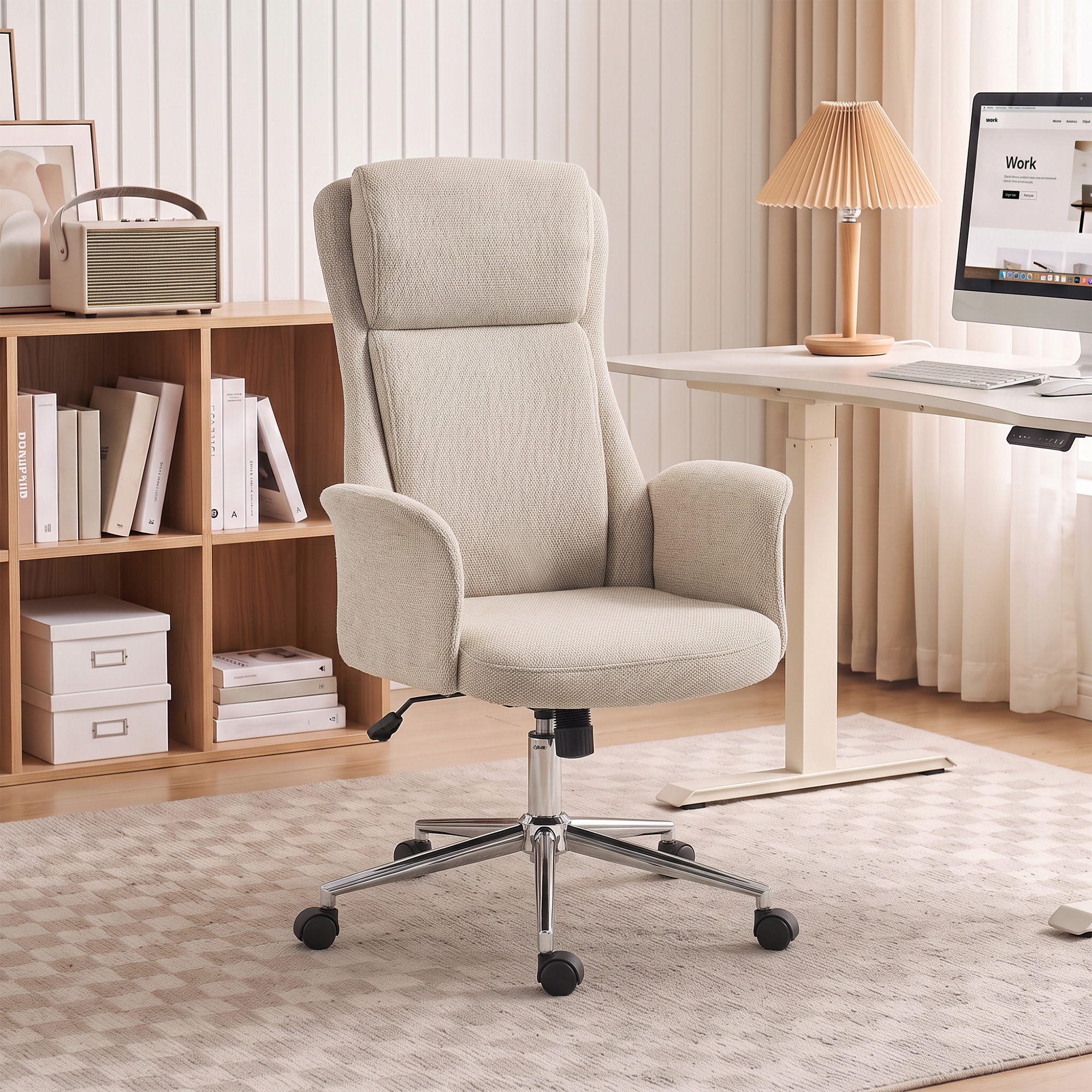 Silla de oficina beige con base de metal frente a una estantería de madera y un escritorio con computadora.